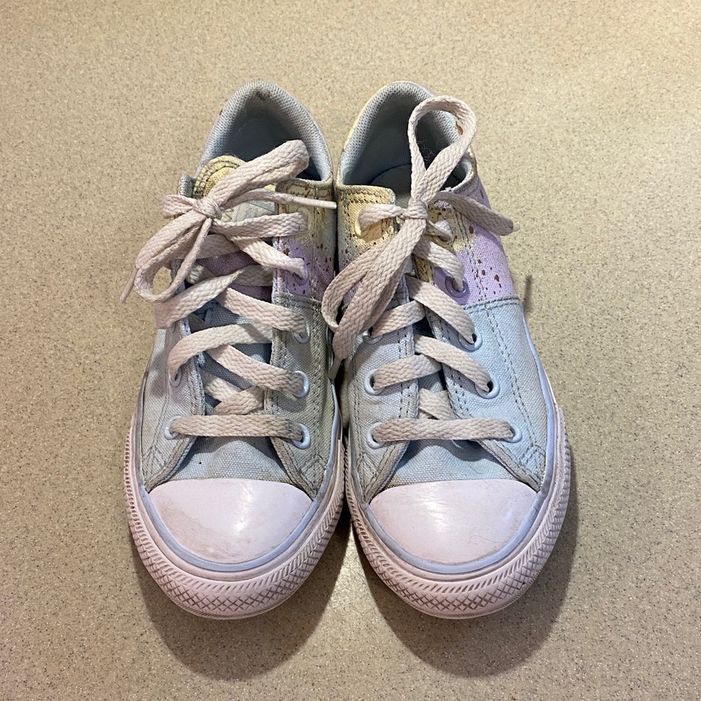 Little Girls’ low top converse sneakers